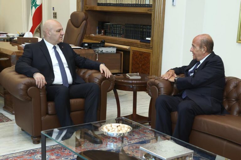 الرئيس جوزاف عون مع روجيه نسناس خلال لقائهما